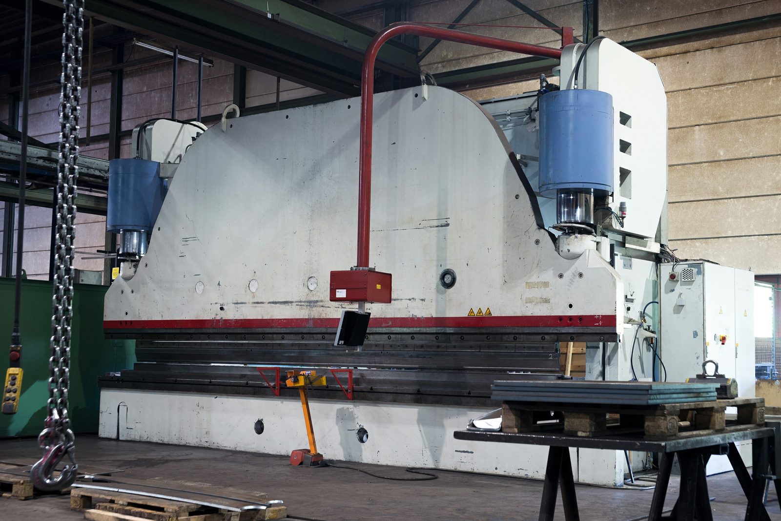 Weinbrenner Abkantpresse – 1.000 t Presskraft, 6.100 mm Biegelänge – Kaltumformung Stahlblech im Metall- und Stahlbau