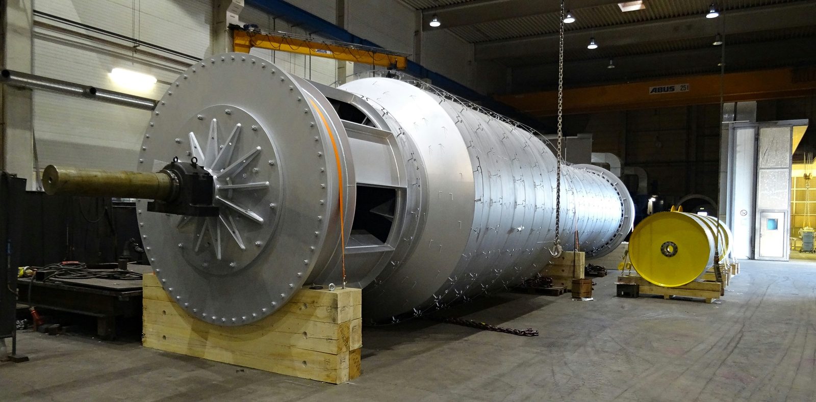 XXL-Industriebehälter mit Flanschdeckel und Wellenzapfen – Apparatebau und Metallbau, Bock Maschinenbau Lorch