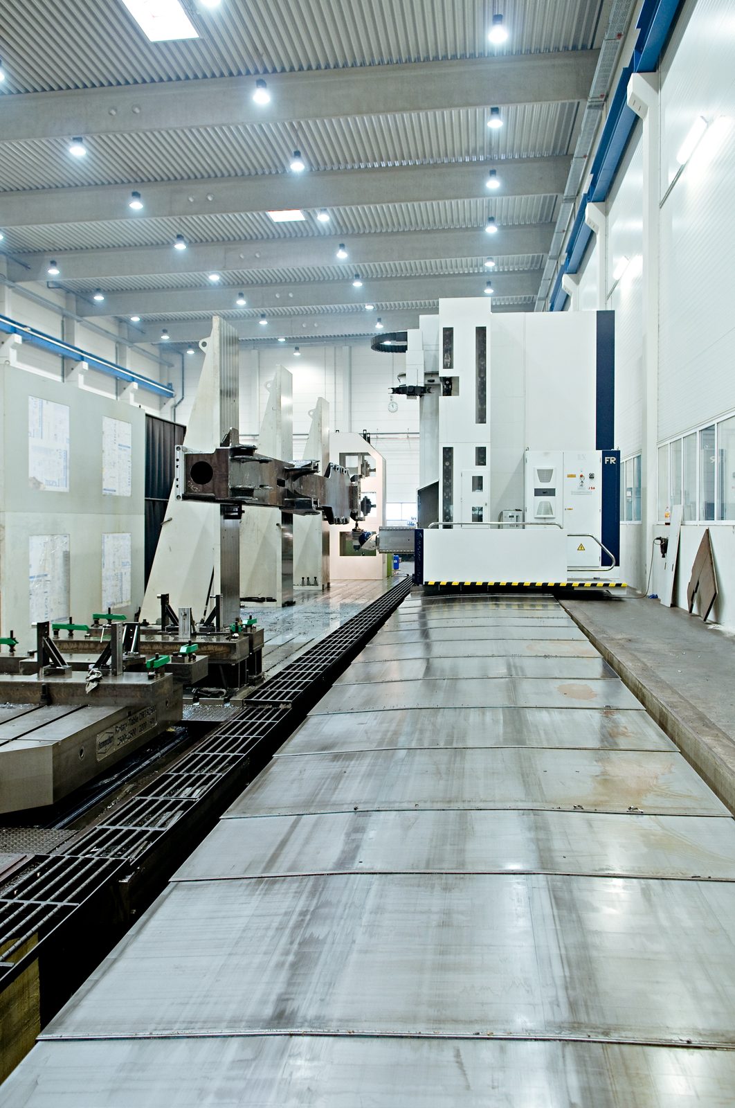 Soraluce FR CNC-Fräszentrum, 20.000 mm Verfahrweg – aufgespannte Mastbaugruppe für Ramm- und Bohrgeräte – Großteilbearbeitung Bock Maschinenbau