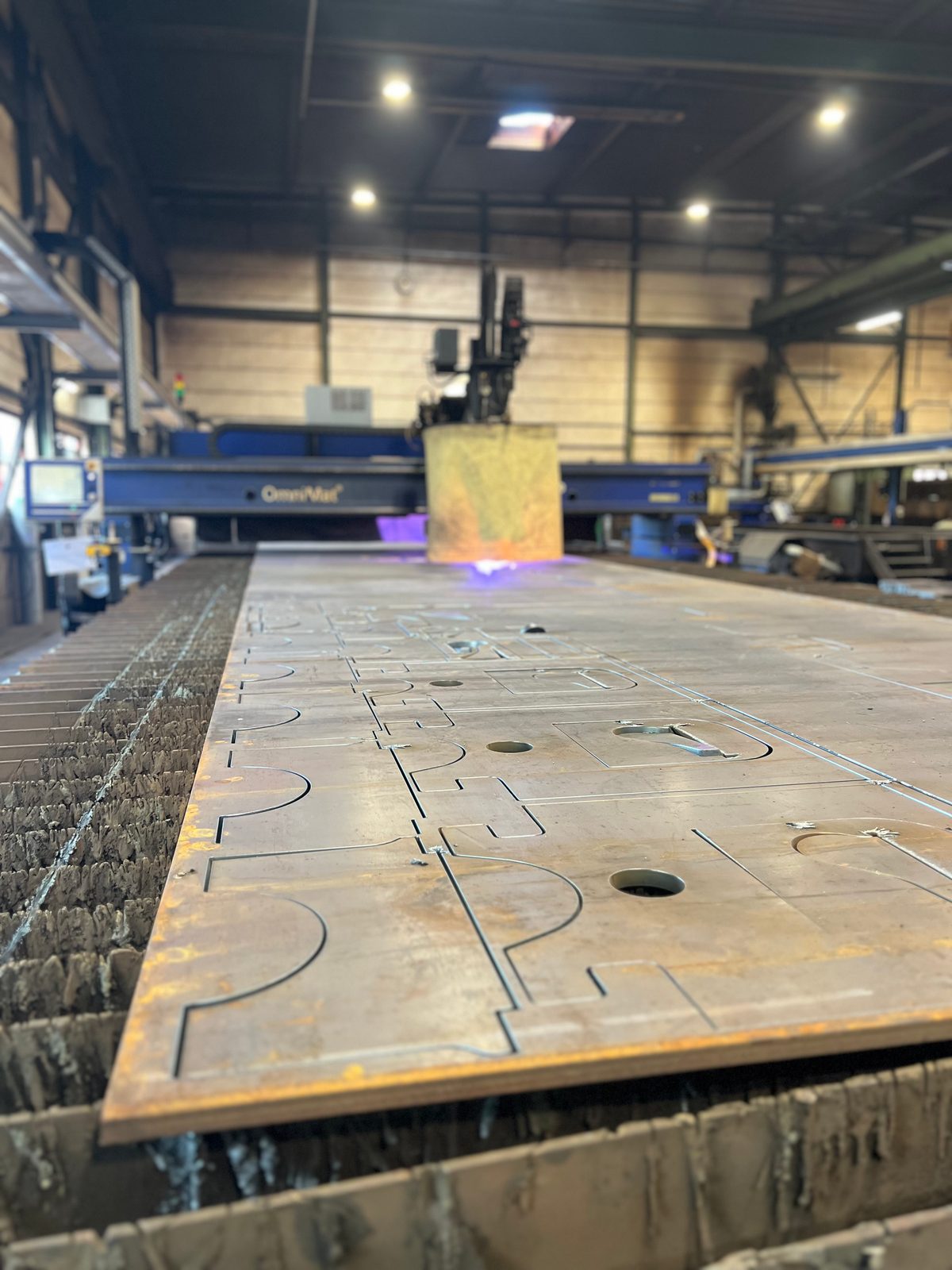 CNC Plasmaschneiden Lohnfertigung – Stahlblech auf der Messer OmniMat HT-L 5000 mit HPR 400