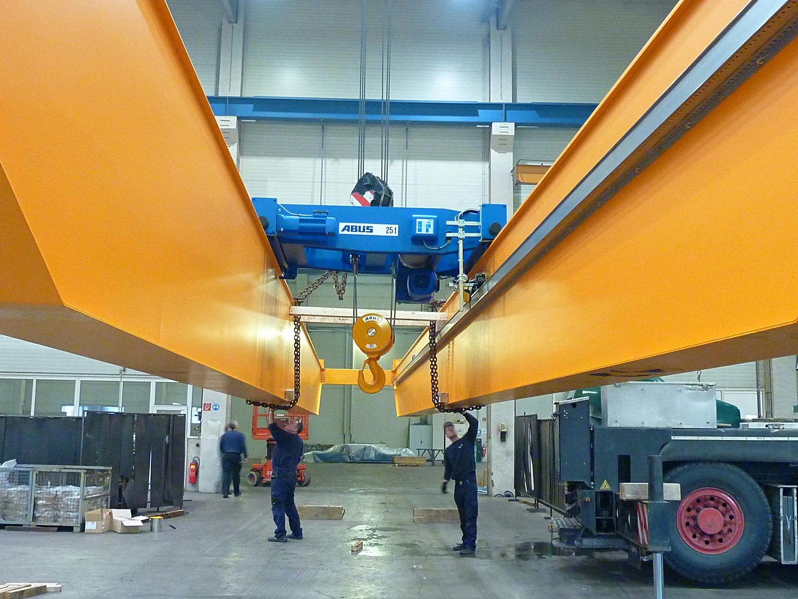 Deckenkran hebt einen Kranträger bei der Montage in der Fertigungshalle – Schwerlast-Handling bei Bock Maschinenbau GmbH Lorch