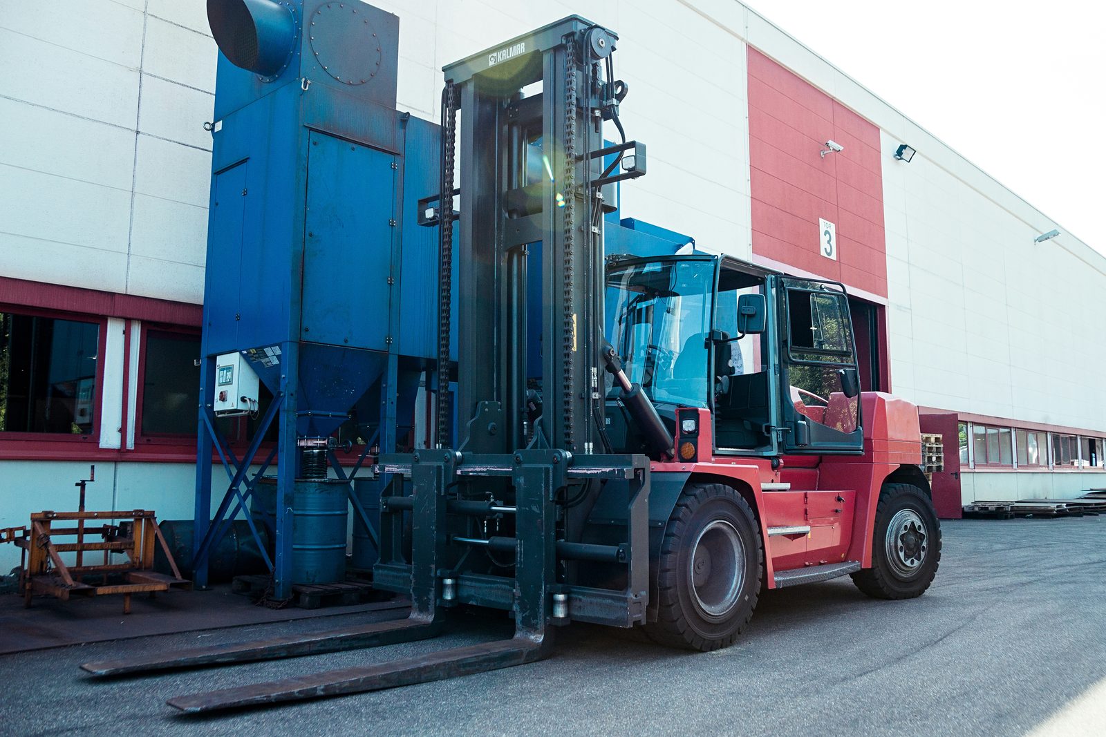 Kalmar 16 t Gabelstapler vor der Fertigungshalle von Bock Maschinenbau in Lorch