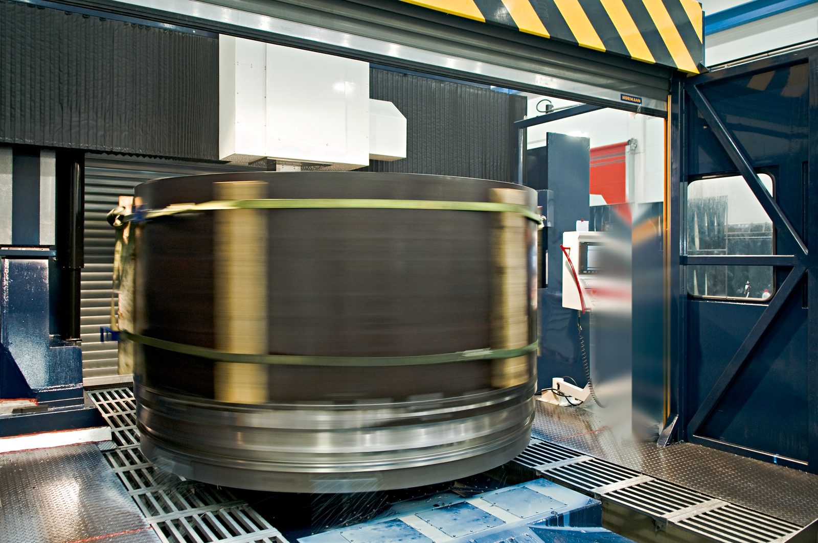 Großer Metallzylinder auf Karusselldrehmaschine beim Lohndrehen – CNC-Bearbeitungscenter Ø 4,8 m Durchmesser, Bock Maschinenbau GmbH Lorch