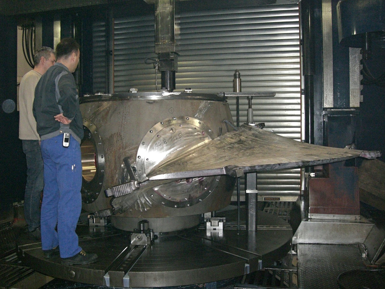 Karusselldrehmaschine beim Drehen und Bohren in der Großteilbearbeitung – Bock Maschinenbau, Lorch