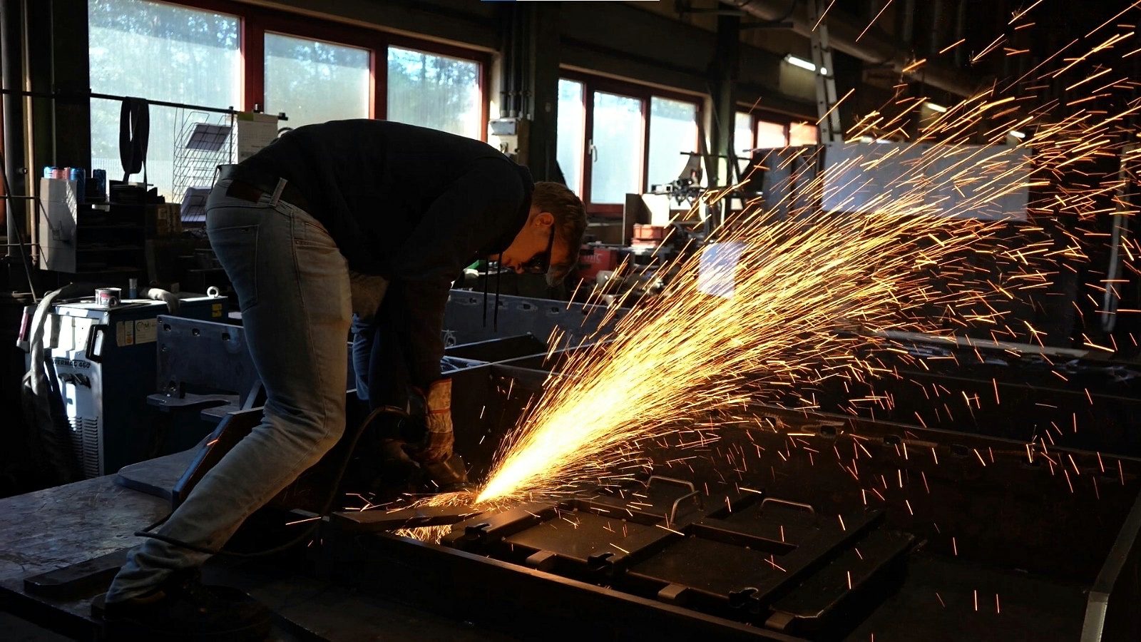 Lohnschlosserei – Metallbearbeitung und Schleifarbeiten für Stahlbau-Baugruppen als Lohnfertigung bei Bock Maschinenbau Lorch