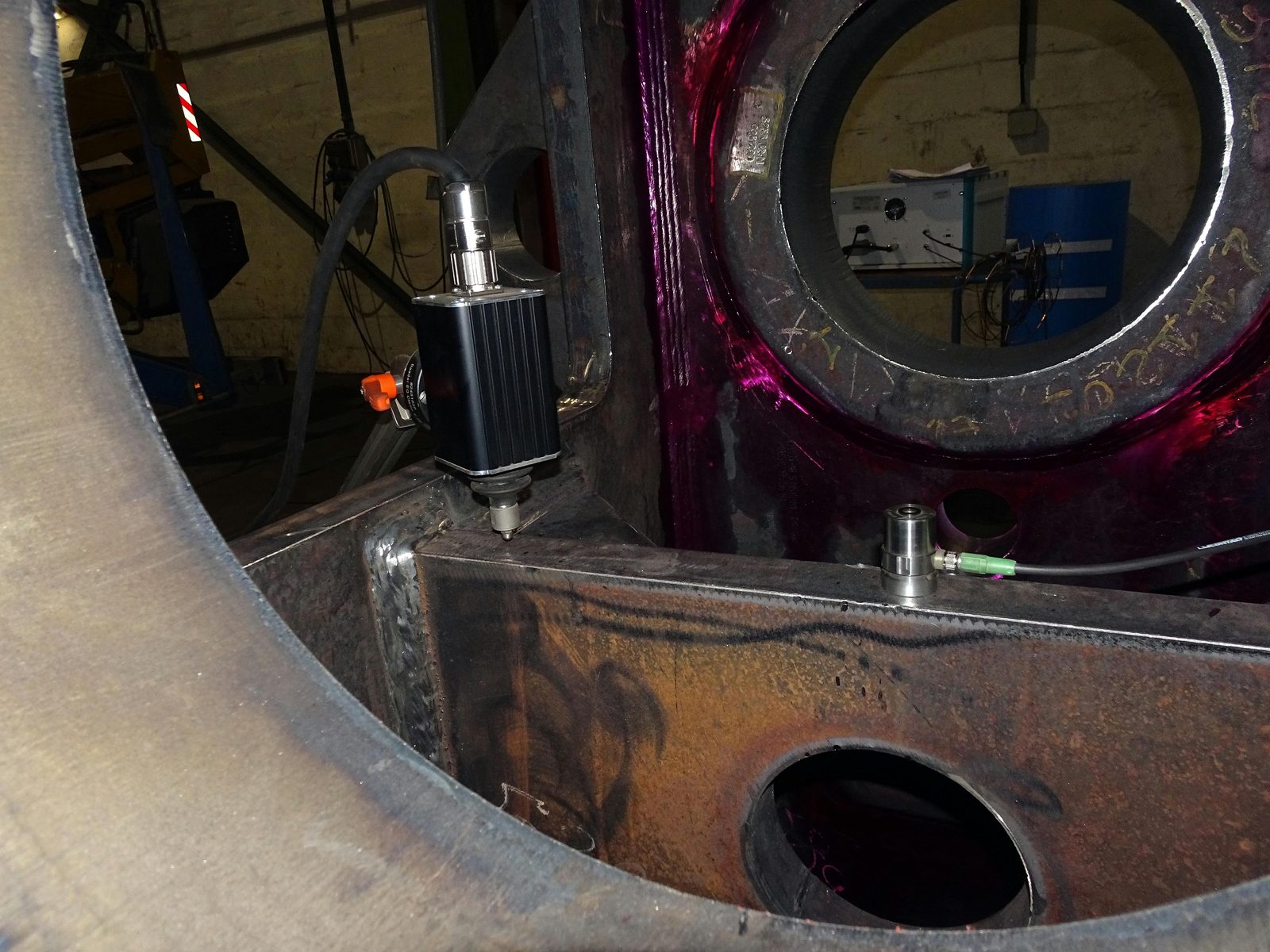 Vibrationsentspannen Sensor an Schweißbaugruppe für Spannungsabbau – Vibrationsentspannen Spannungsarmvibrieren Lohnfertigung Bock Maschinenbau Lorch