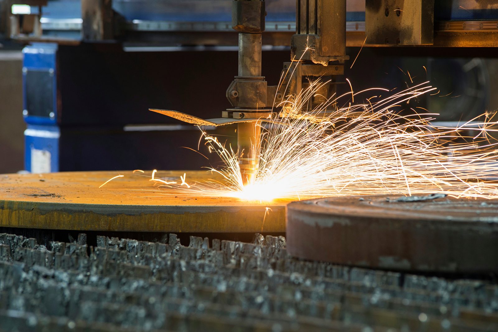 CNC oxy-fuel flame cutting for large-format steel sheets and structural steel parts at Bock Maschinenbau in Lorch near Stuttgart