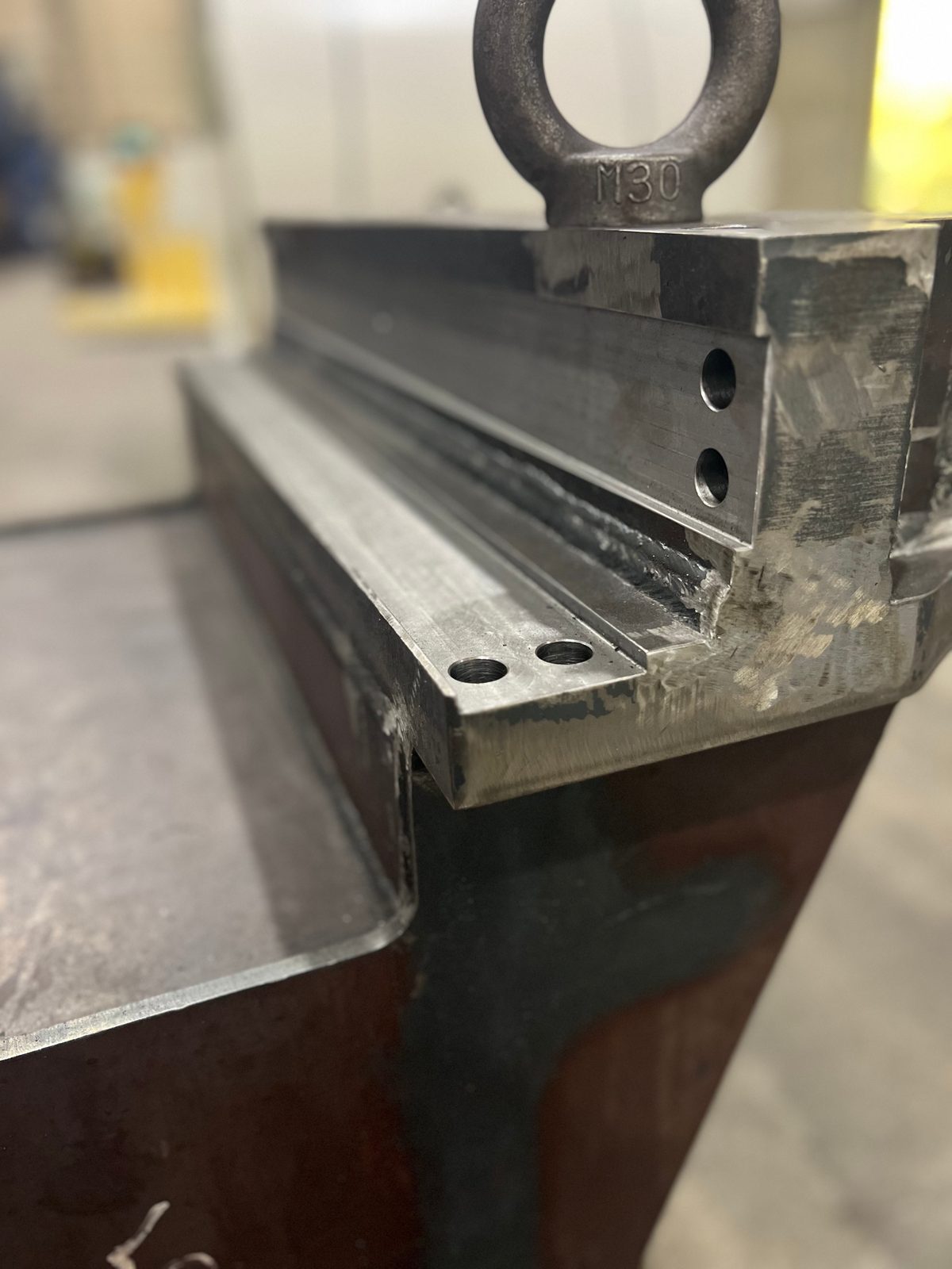 Machined welded structure with an M30 eye bolt fitted as a lifting point and a hand-welded MAG fillet weld