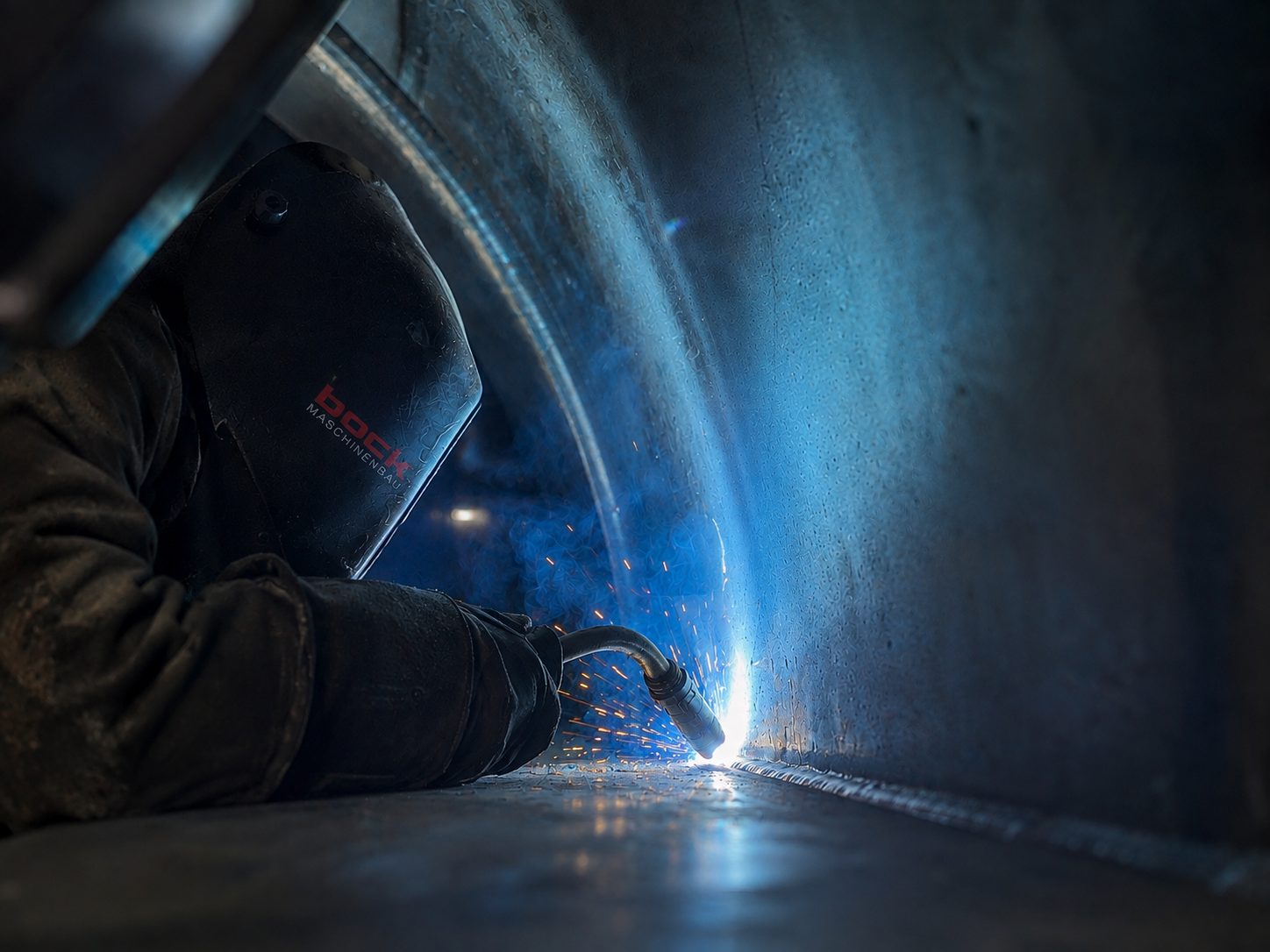 MAG welding a fillet weld inside a cylindrical shell – contract manufacturing for plant and vessel engineering at Bock Maschinenbau in Lorch