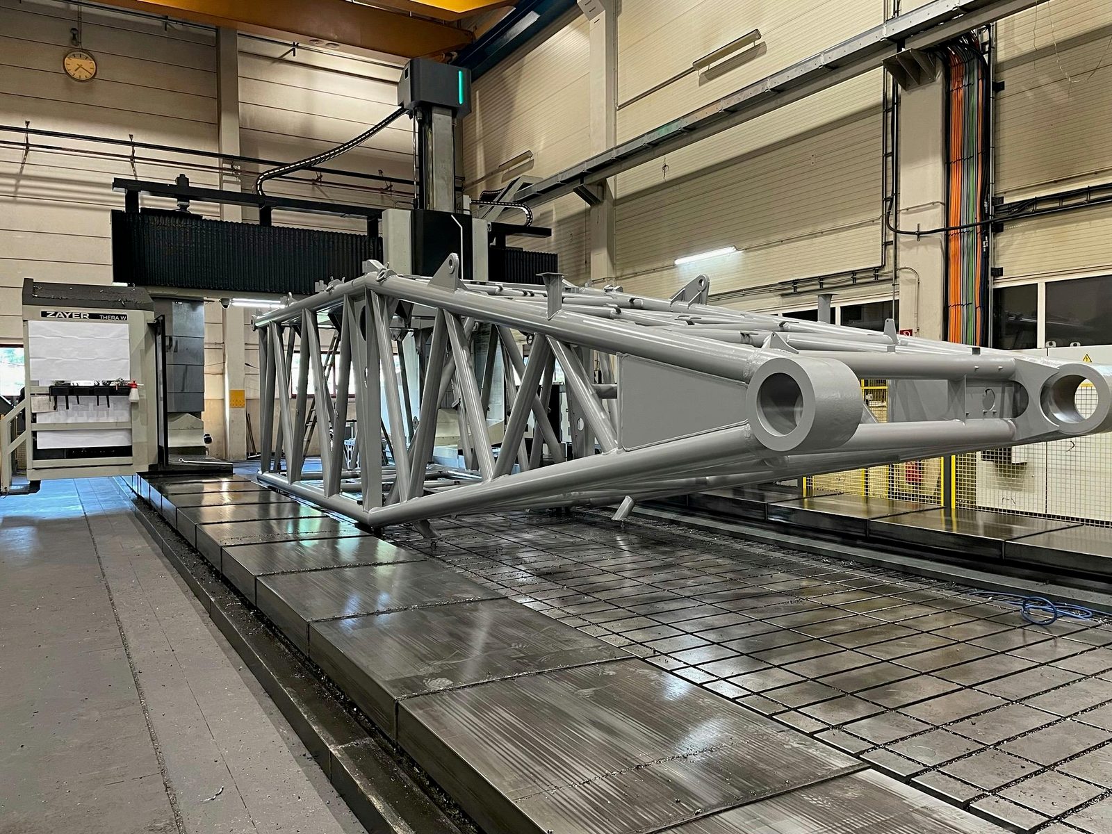 Material processing in contract manufacturing – truss structures for crane building, large-part machining – for turned & milled parts