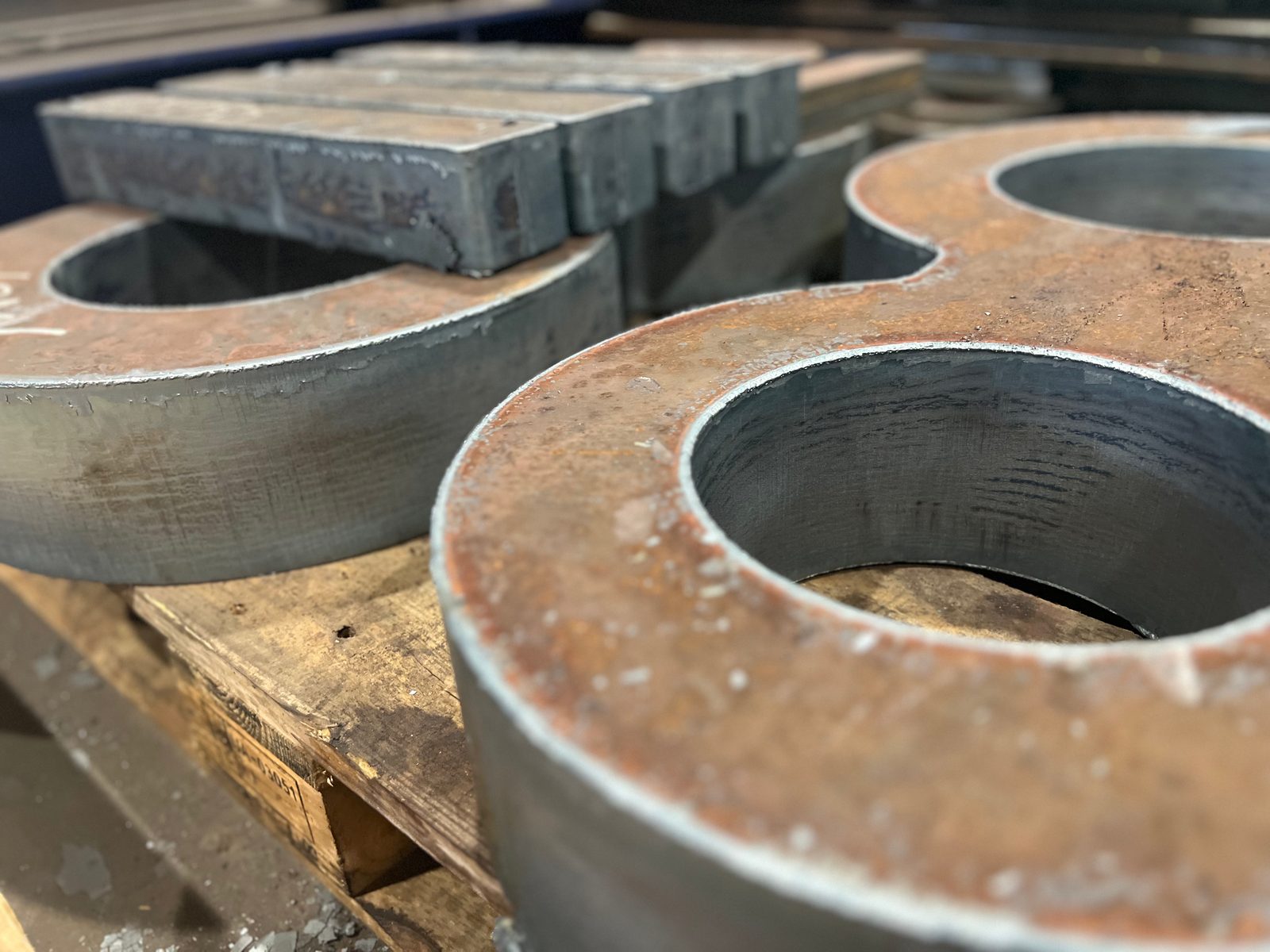 Thick S355 steel rings after oxy-fuel cutting – flame-cut blanks at Bock Maschinenbau
