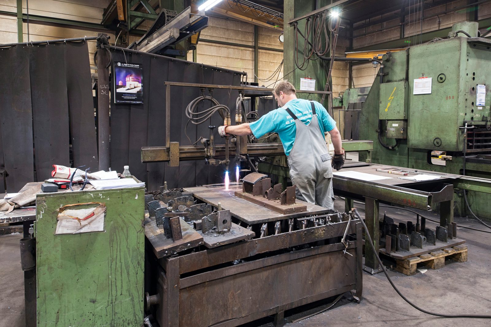 Oxy-fuel cutting with two torches on the Zinser cutting machine – plate profiling at Bock Maschinenbau Lorch