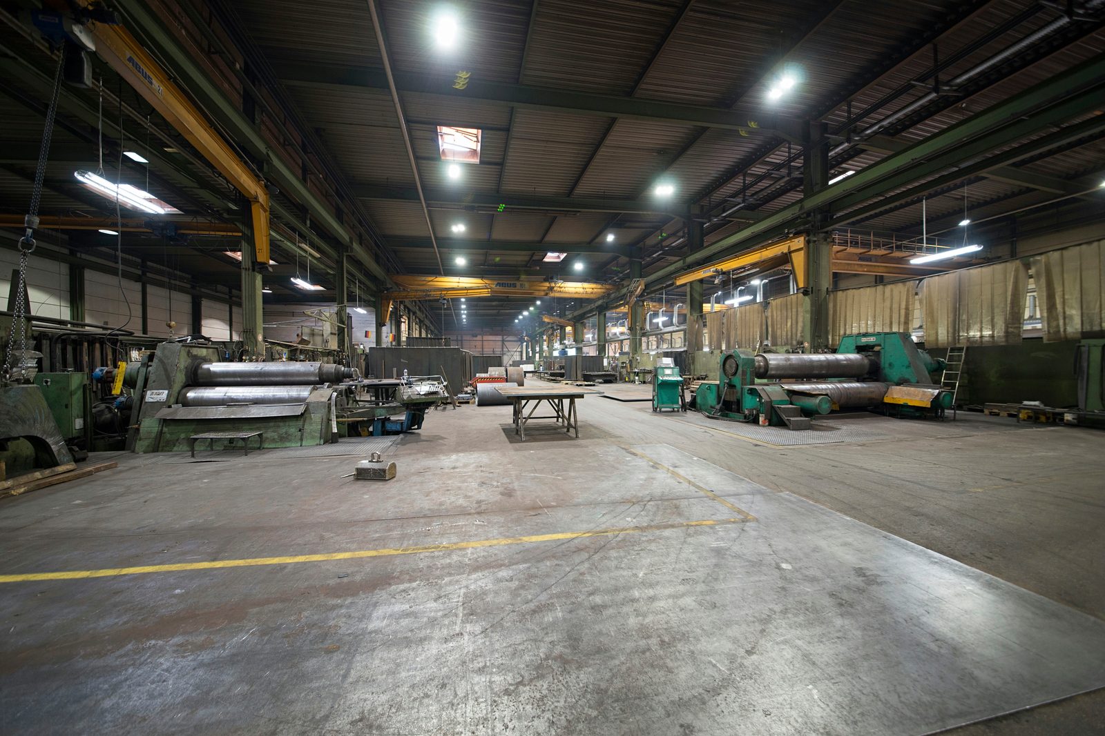 Production hall with machine park for custom machinery and steel construction at Bock Maschinenbau
