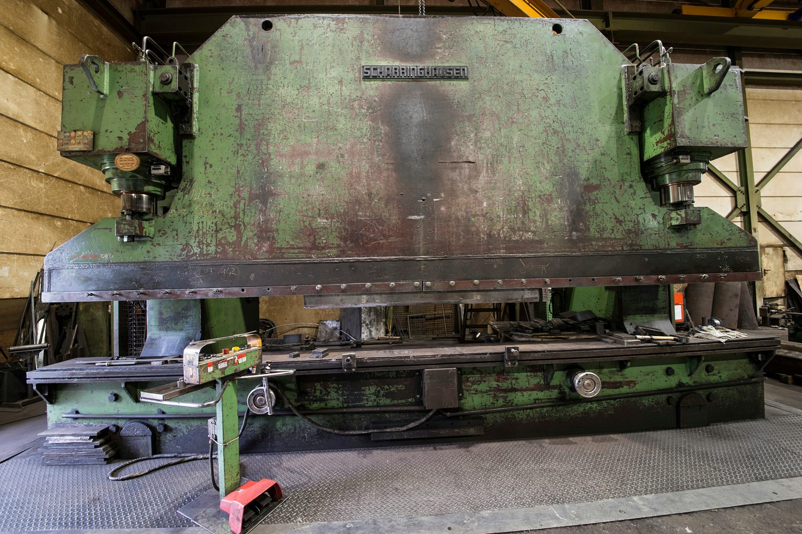Scharringhausen press brake – 550 t pressing force, 6,100 mm bending length – cold forming of steel sheet in steel construction