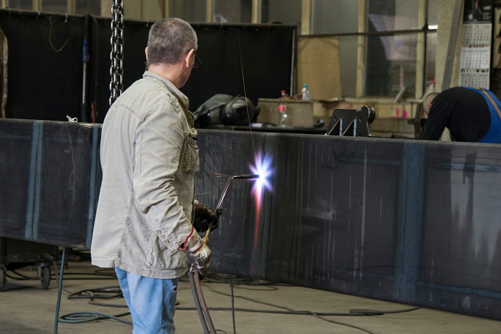 Straightening and flame straightening in the steel construction manufacturing facility at Bock Maschinenbau GmbH Lorch