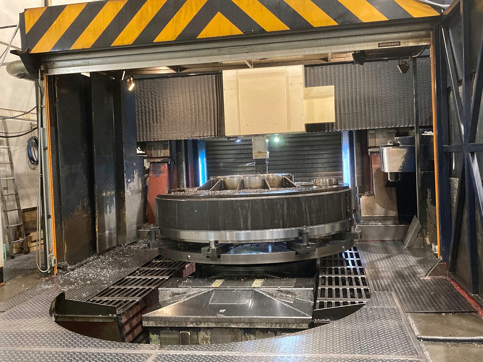 Large ring held by clamping claws on the turning table – vertical turning of heavy parts in contract manufacturing at Bock Maschinenbau in Lorch