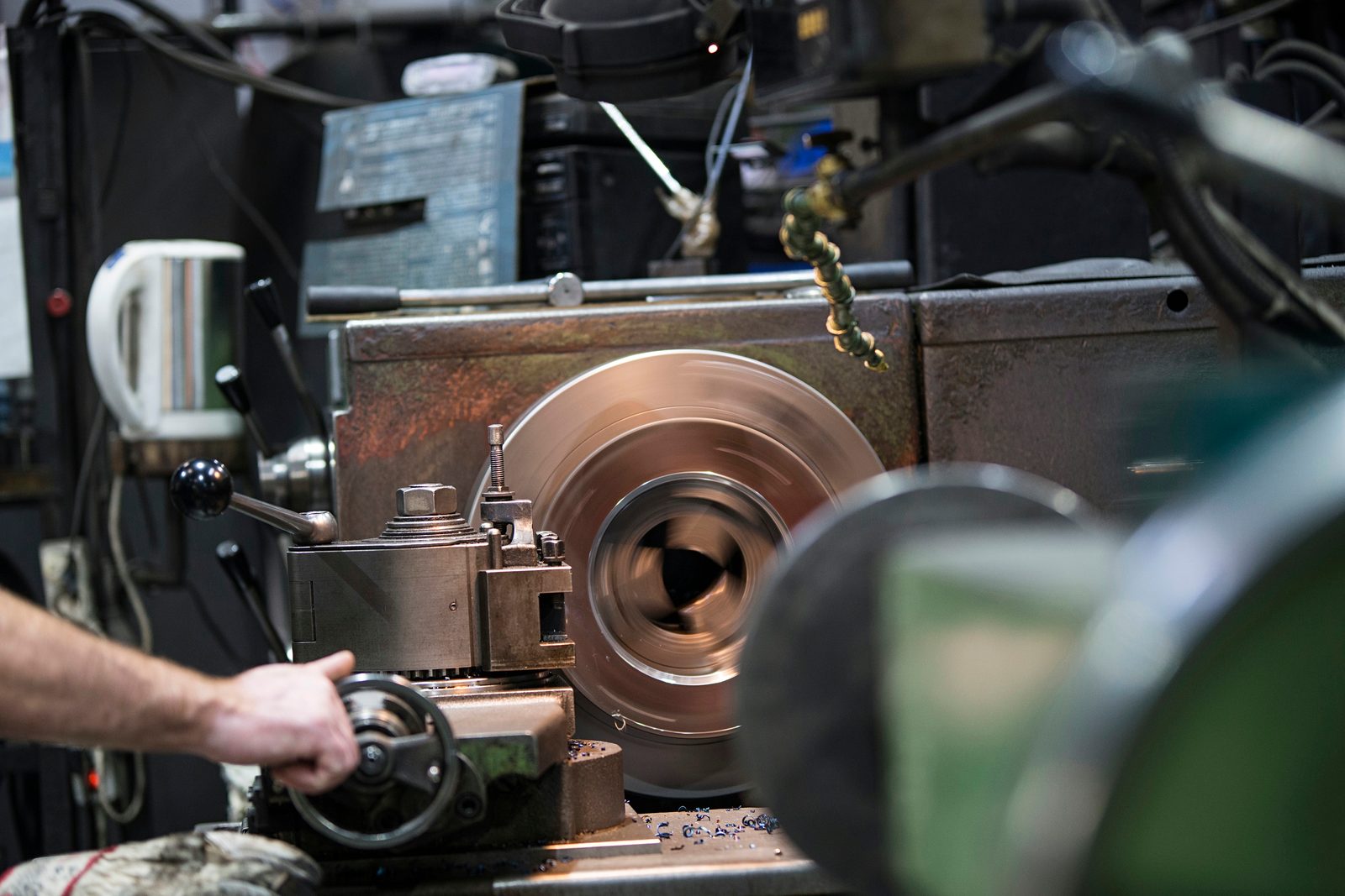 Machinist at the conventional lathe – turned parts in contract manufacturing, Bock Maschinenbau Lorch