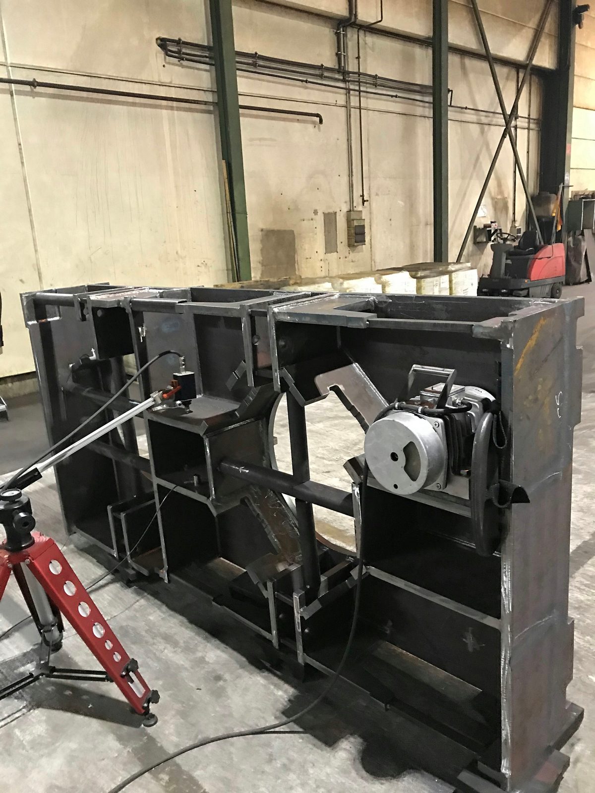 Vibrational stress relief VSR setup on a steel structure and welded assembly at Bock Maschinenbau GmbH Lorch