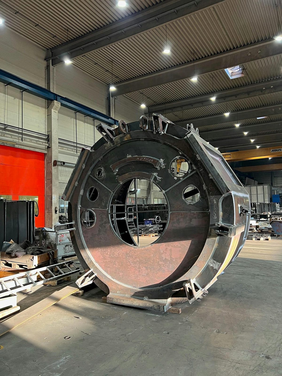 XXL S355 steel large-part machining – milling of a welded assembly in special machinery manufacturing at Bock Maschinenbau